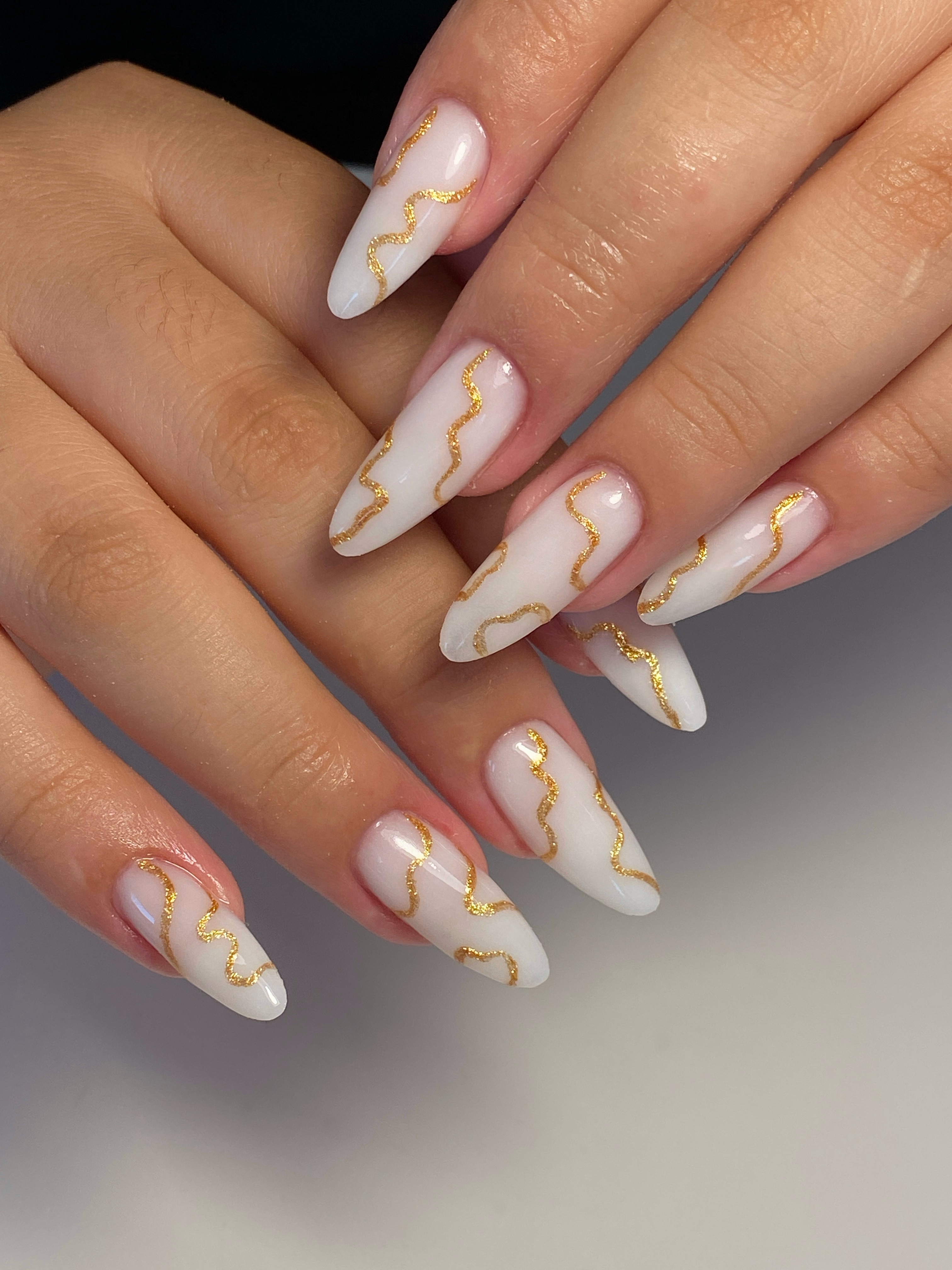 Nail art artístico en uñas cortas, salón Avani Lux Beauty